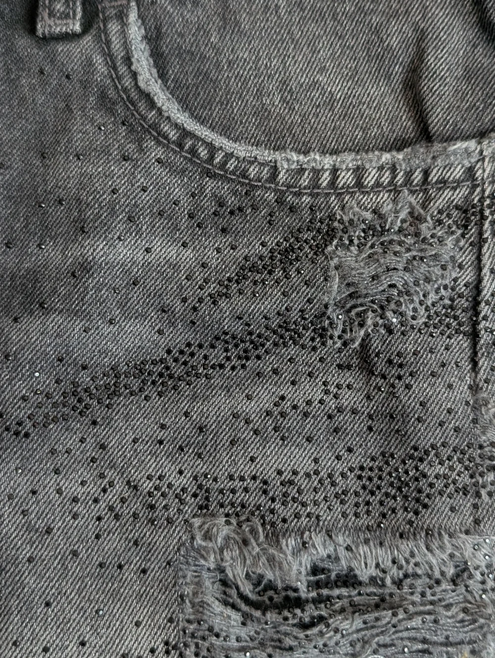 Pilcro Devon Rhinestone Distressed Denim Shorts Size 28 - Picture 13 of 13